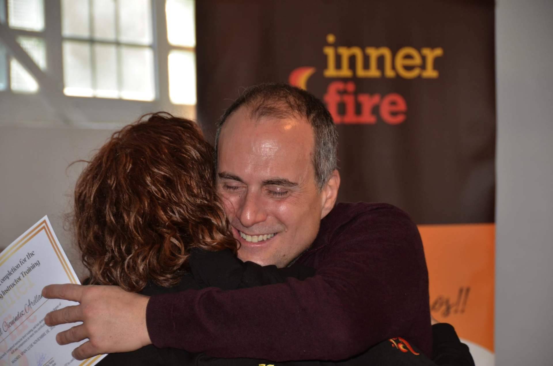 David Cicuéndez, primer invidente del mundo en certificarse en fire walking y dinámicas de alto impacto, por Innerfire