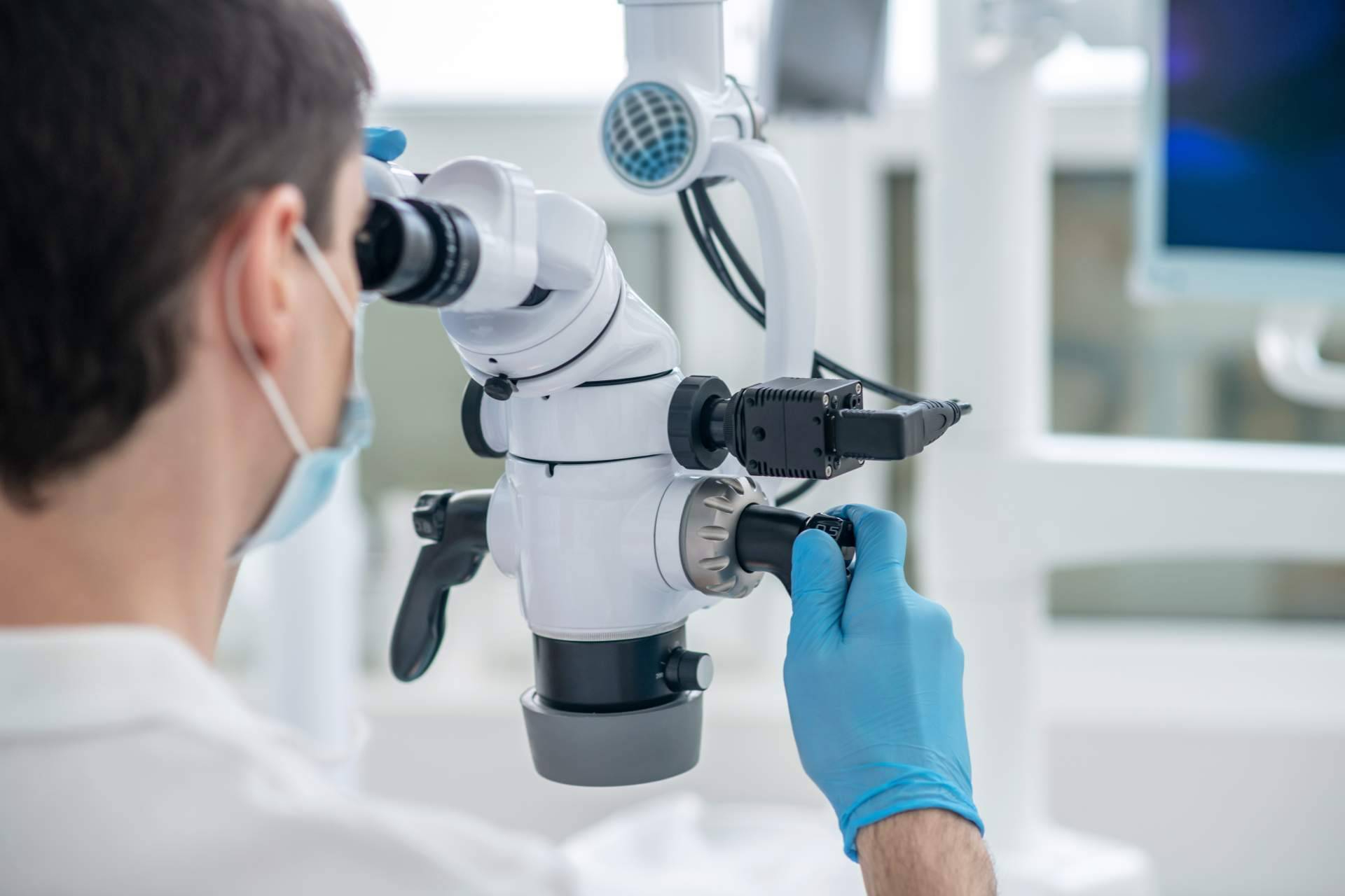 La odontología microscópica optimiza los tratamientos en esta clínica dental en Badajoz