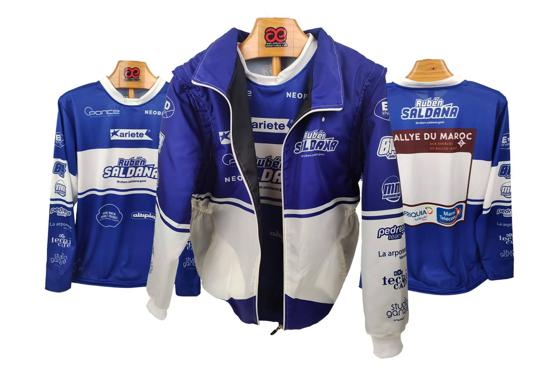 Ropa personalizada para motocross. ADHESIVOSEMBARRADOS ofrece identidad visual completa para el piloto