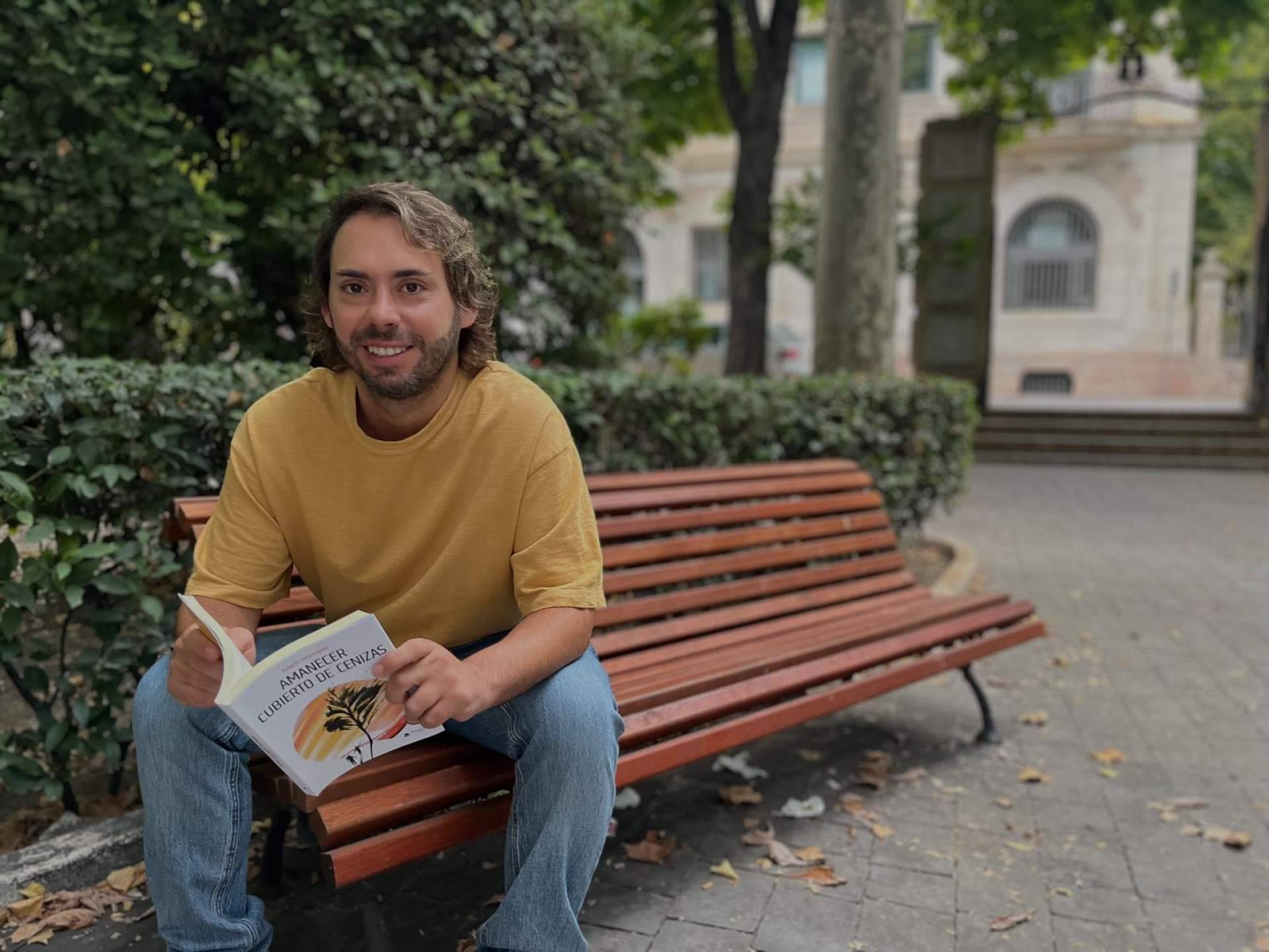 Roberto Sanz Argudo regresa a la distopía con Amanecer cubierto de cenizas; esperanza entre las ruinas.