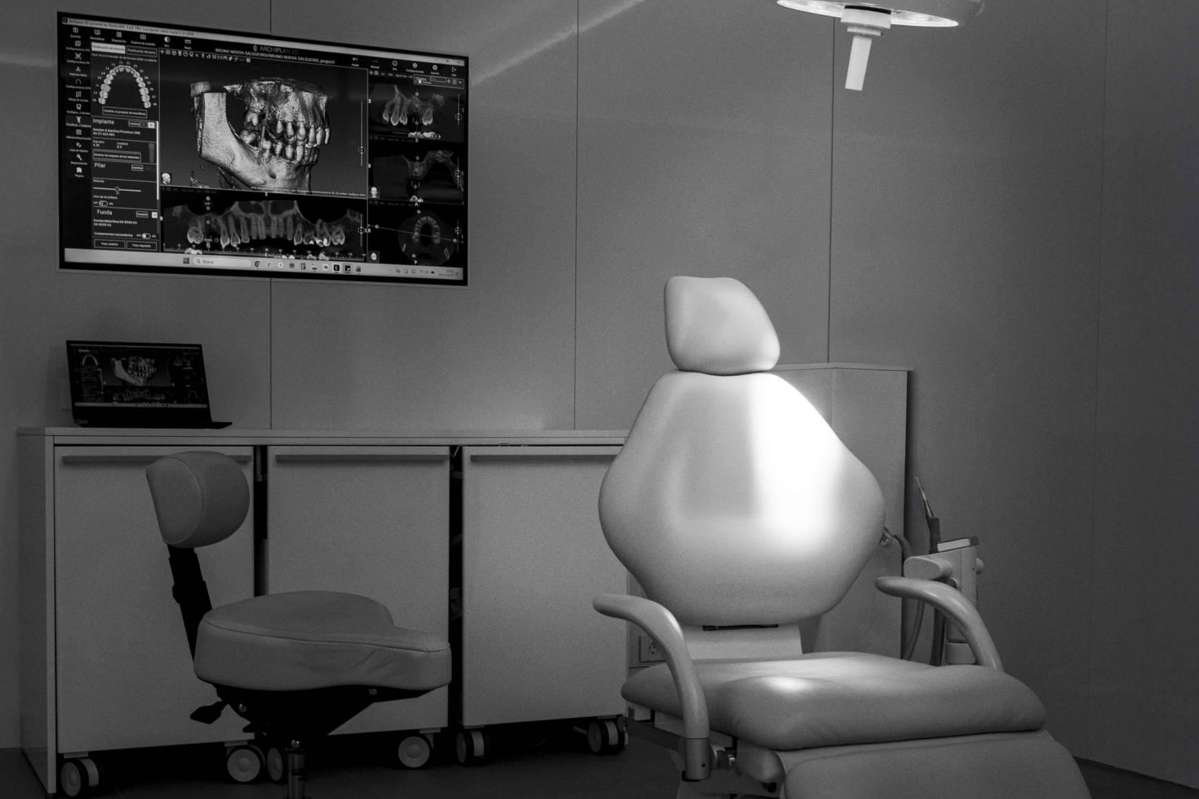Atención integral en clínicas dentales; el chófer privado, clave en tratamientos complejos