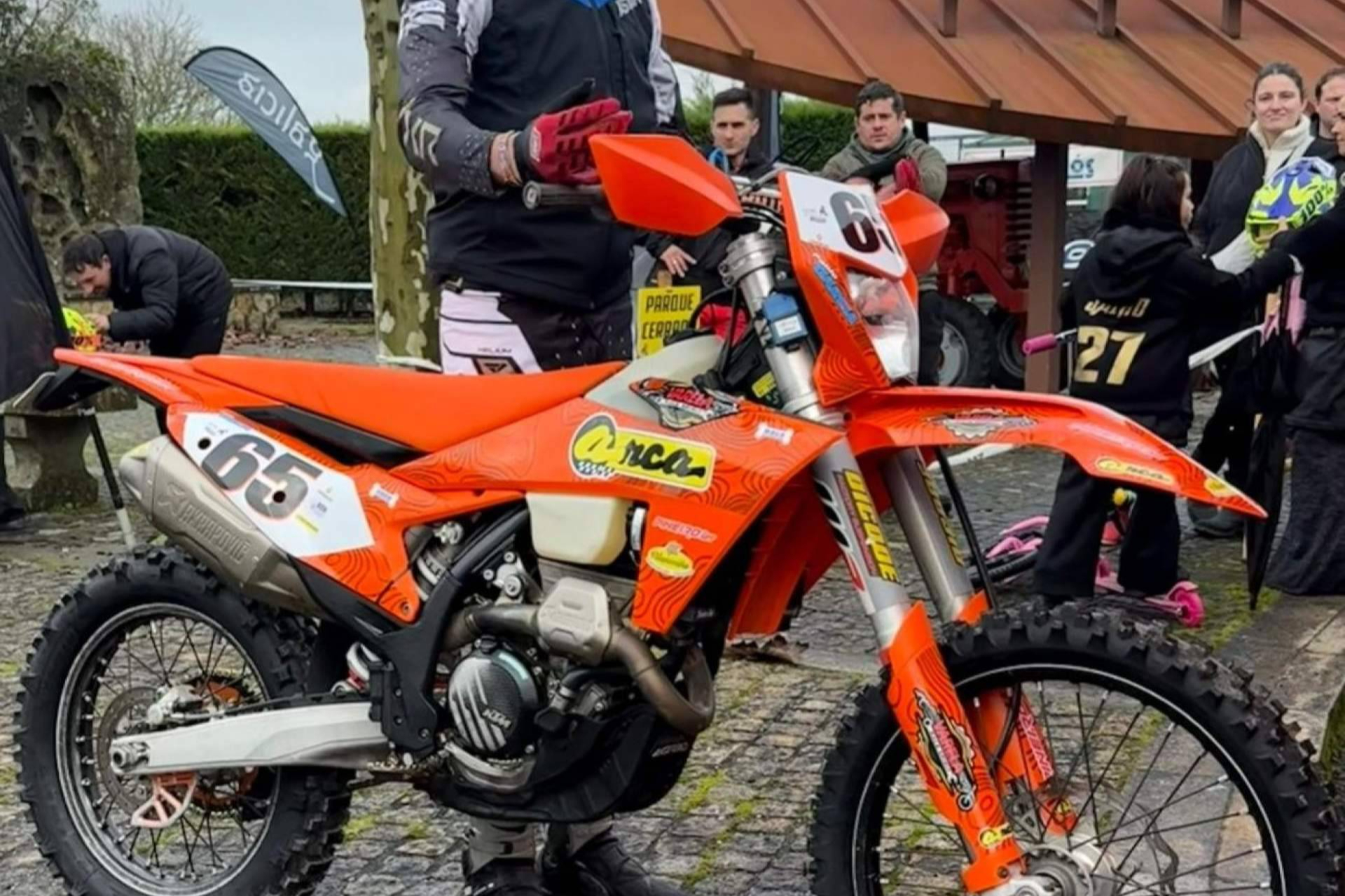 ADHESIVOSEMBARRADOS facilita el diseño personalizado de plásticos y adhesivos para moto desde su configurador