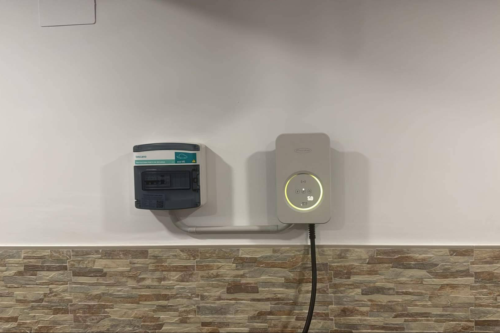 Instalaciones Porcuna instala cargadores de coches eléctricos con servicio llave en mano para hogares y empresas
