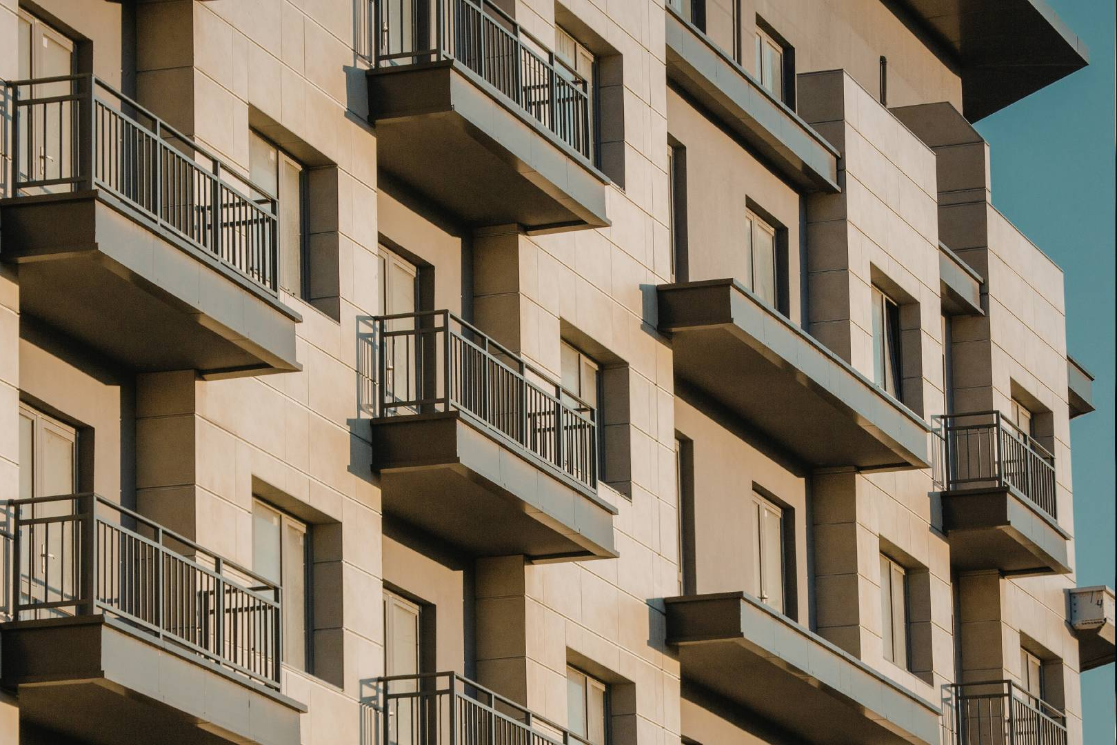 Multas y errores legales en comunidades, por qué la administración de fincas en Barcelona ya no es opcional