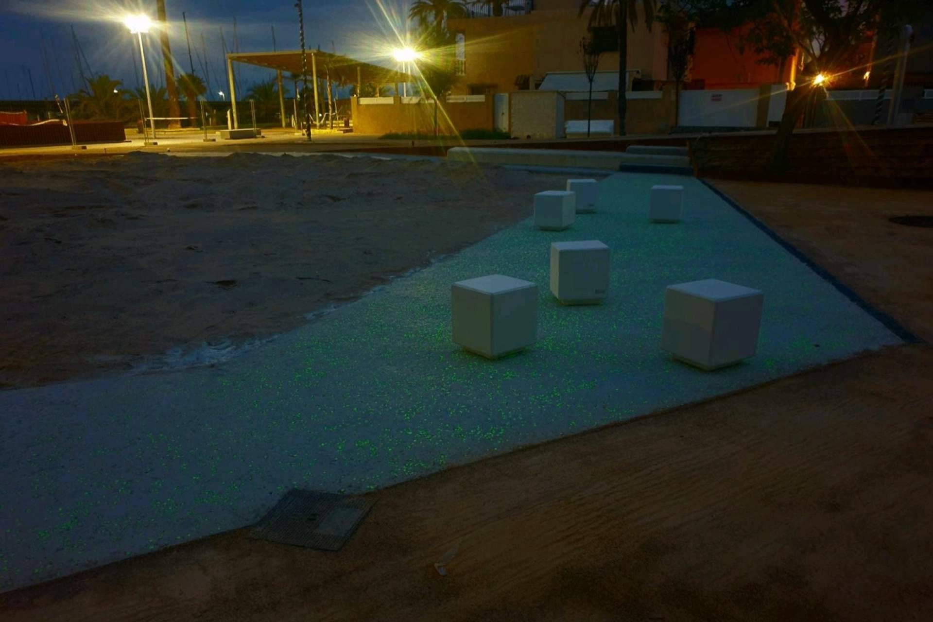 El árido fotoluminiscente de Abadecom Urban se integra en proyectos del litoral alicantino y del norte de España
