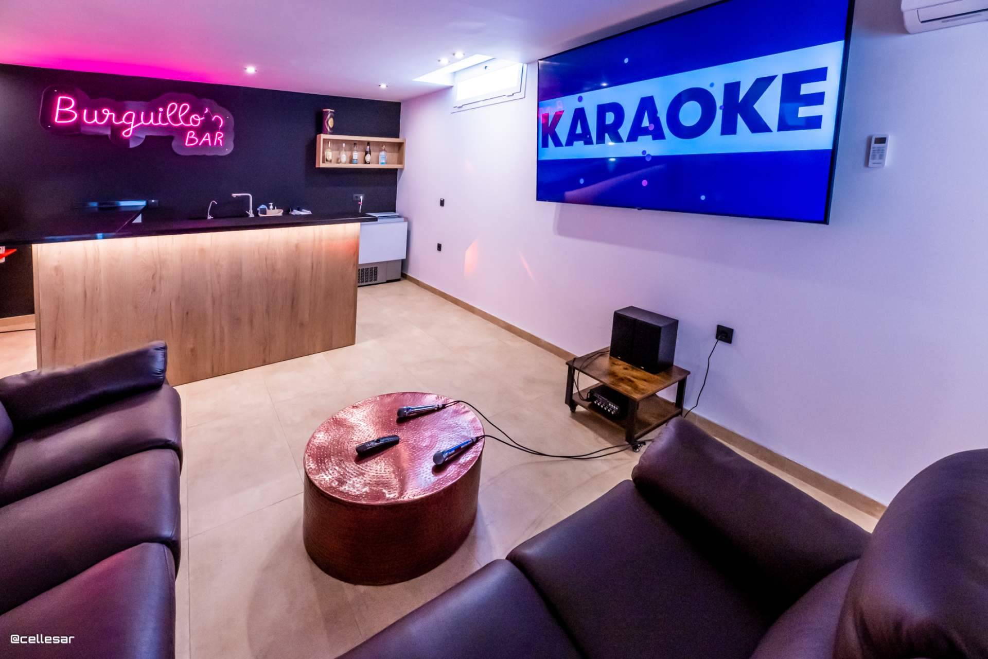 Una villa en alquiler en Sevilla pensada para grupos; 9 baños, jacuzzi y sala de juegos