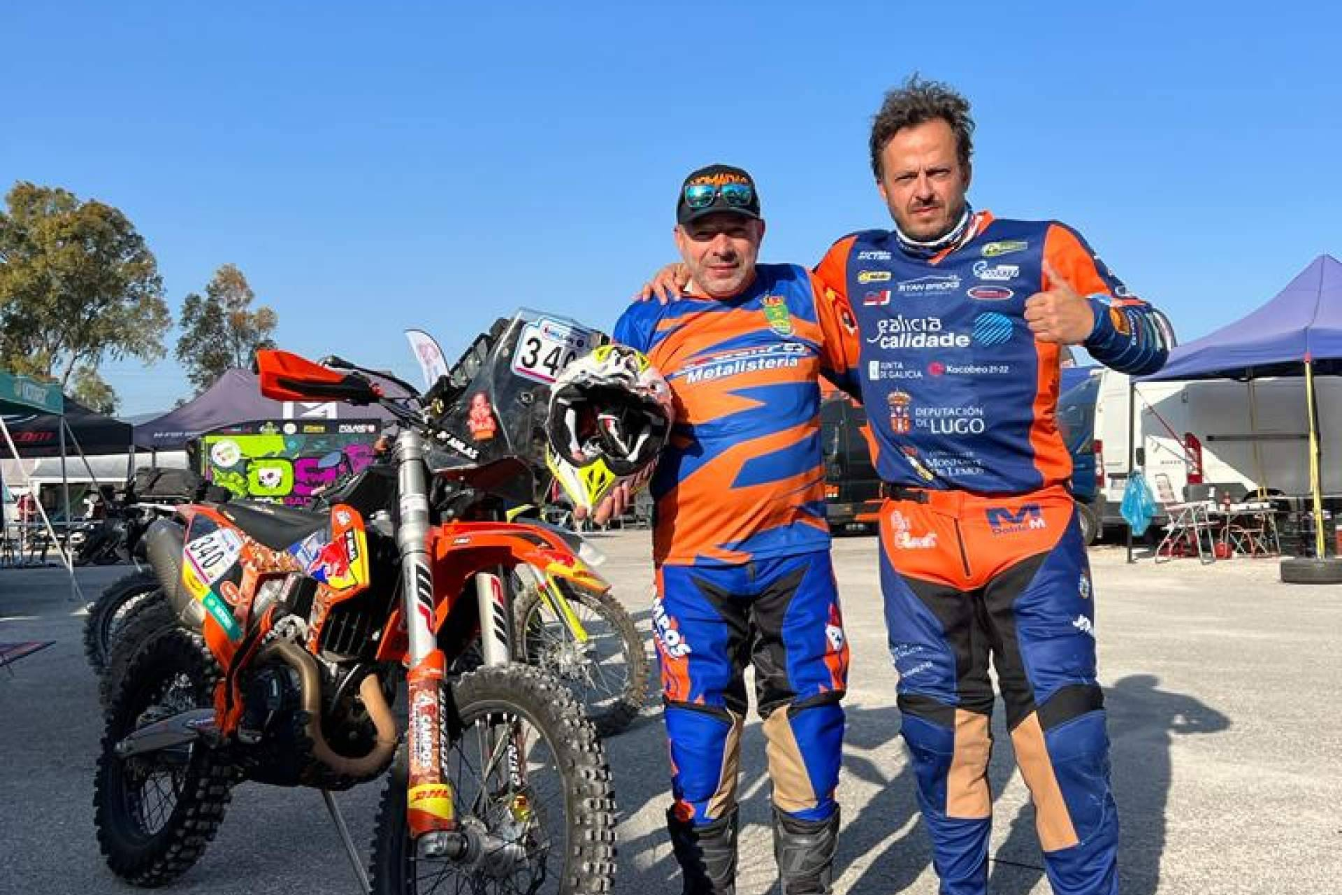 ADHESIVOSEMBARRADOS impulsa la personalización de equipaciones rally en el sector del motor