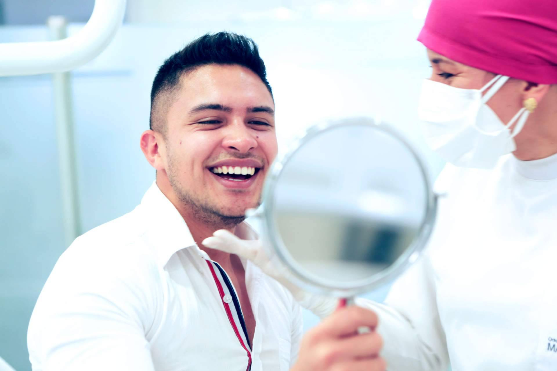 Odontología de Marlon Becerra, clínica de blanqueamiento dental en Bogotá y estética bucal integral