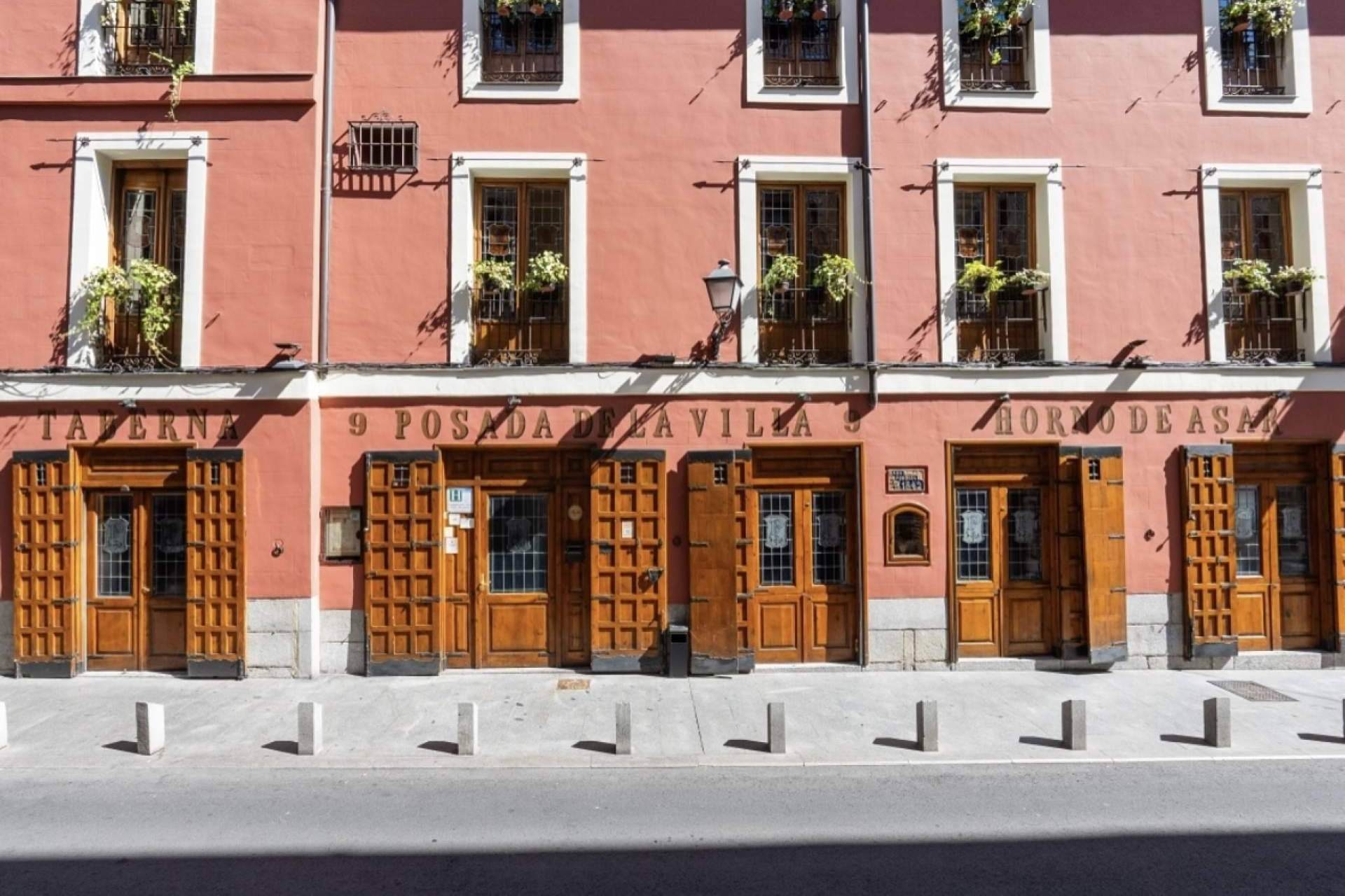 Posada de la Villa desde 1642; casi cuatro siglos asando cordero en el Madrid de los Austrias
