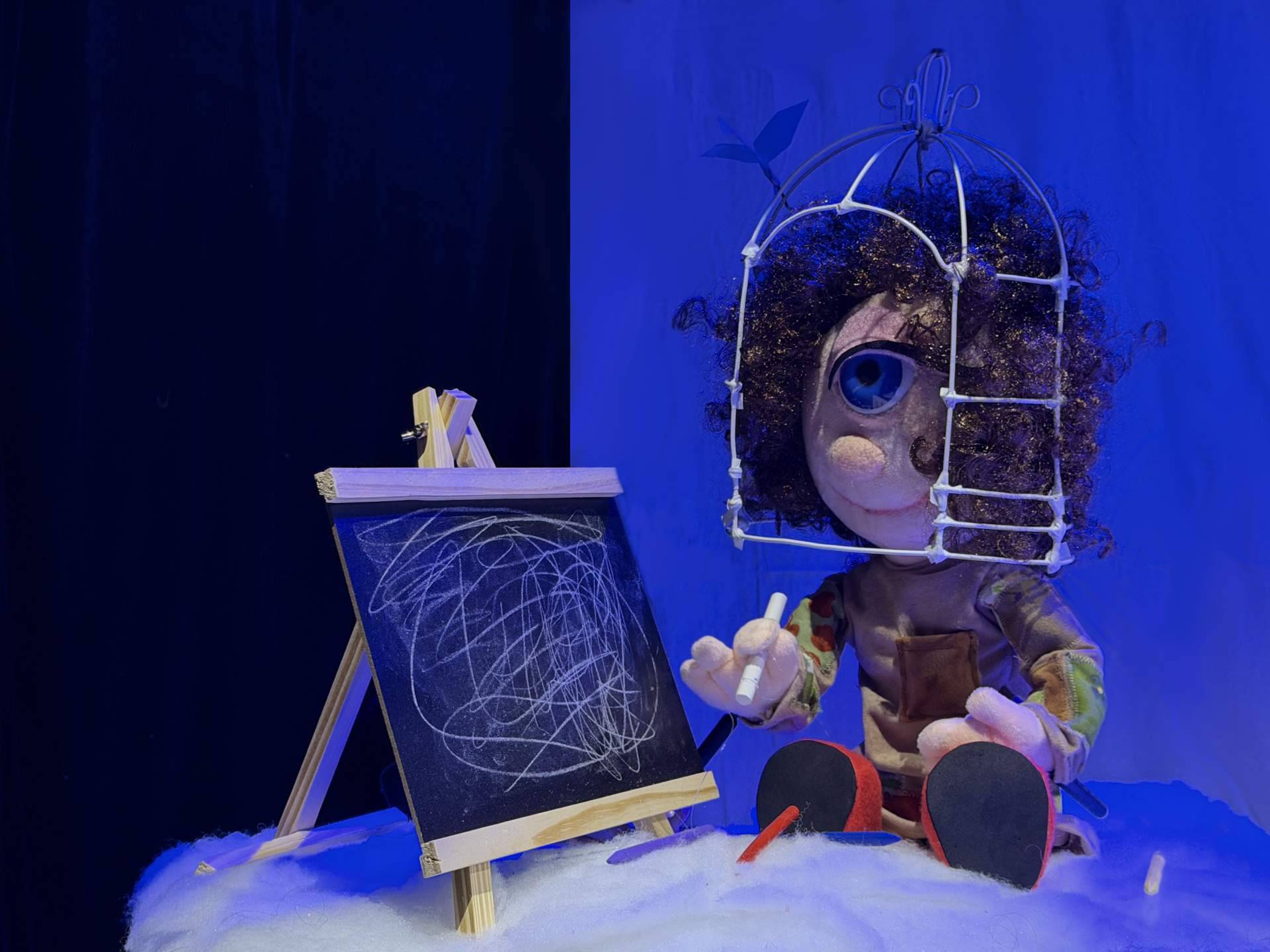 'Pajarillos en la Cabeza', la nueva propuesta de Bolina Títeres que explora la neurodiversidad desde el teatro visual