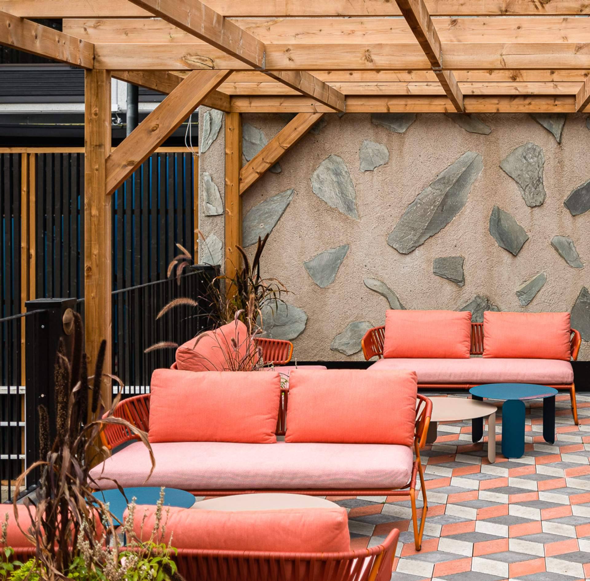 Mobiliario de terraza para hostelería en hoteles y empresas; eficiencia, diseño y funcionalidad en exteriores