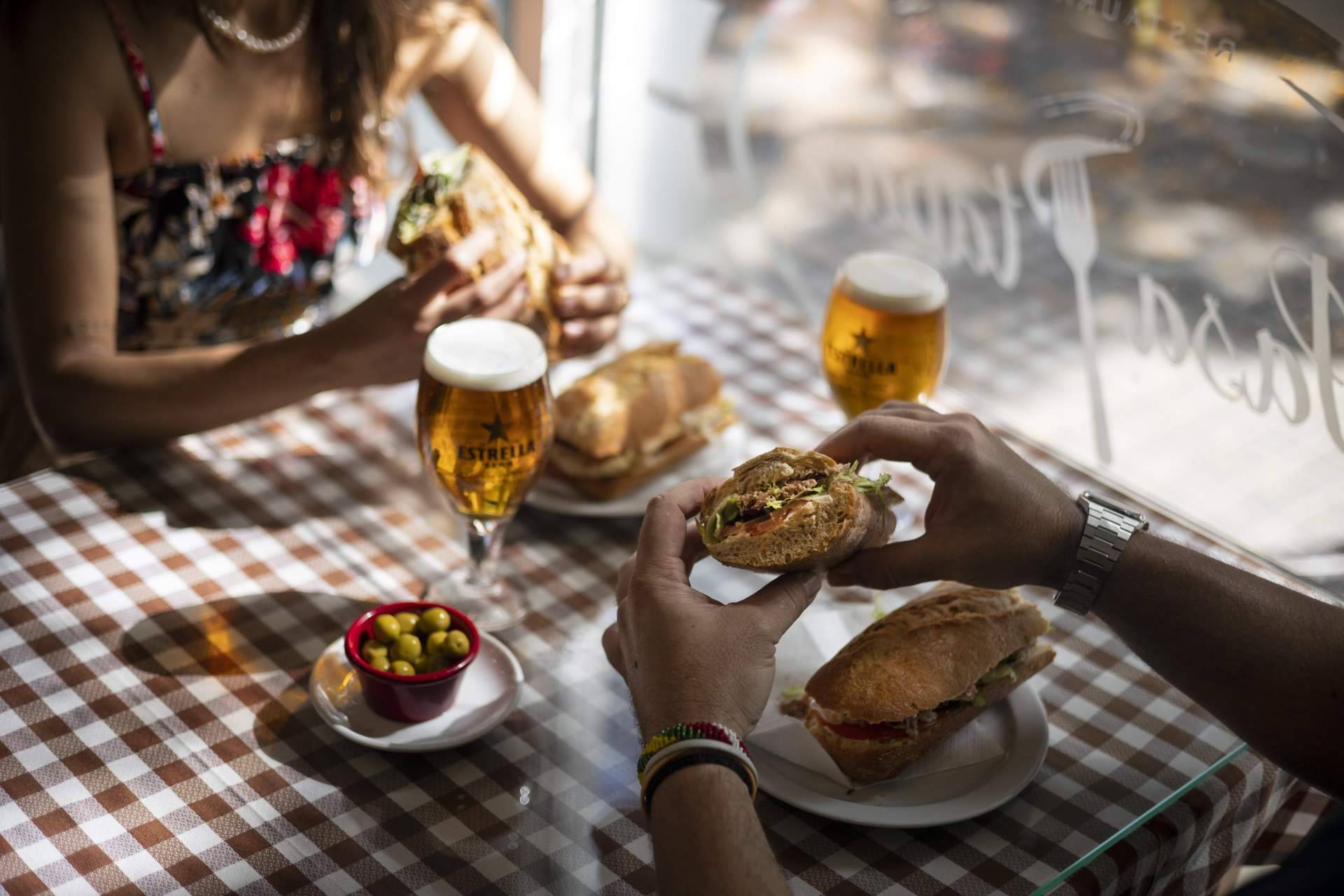 Pasa Tapas destaca como restaurante de cocina mediterránea tradicional en la Barceloneta