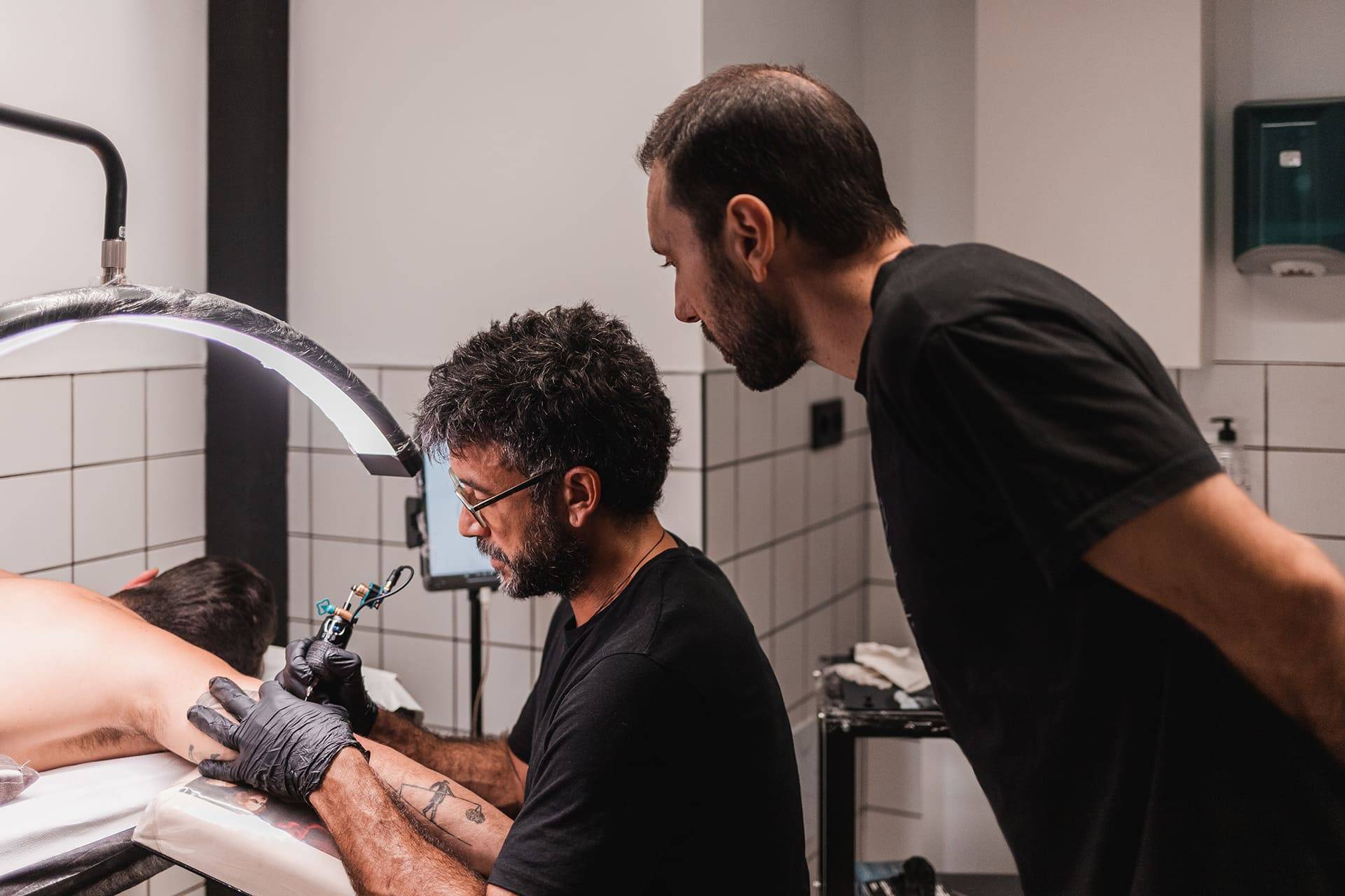 El tatuaje como profesión artística; cómo elegir bien un curso de tatuaje en un sector en plena transformación