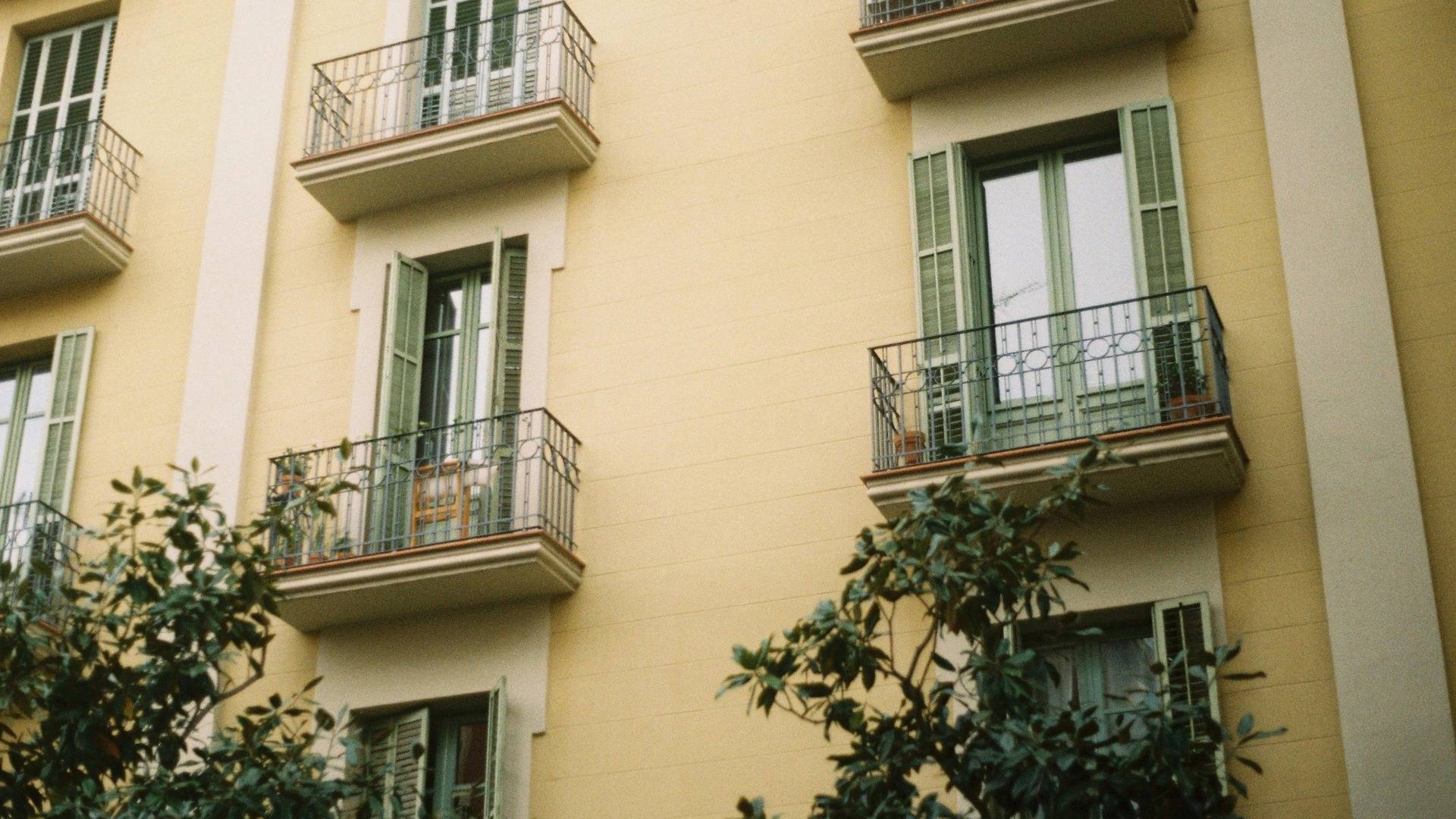 Barcelona promueve medidas de apoyo para que las comunidades controlen los pisos turísticos