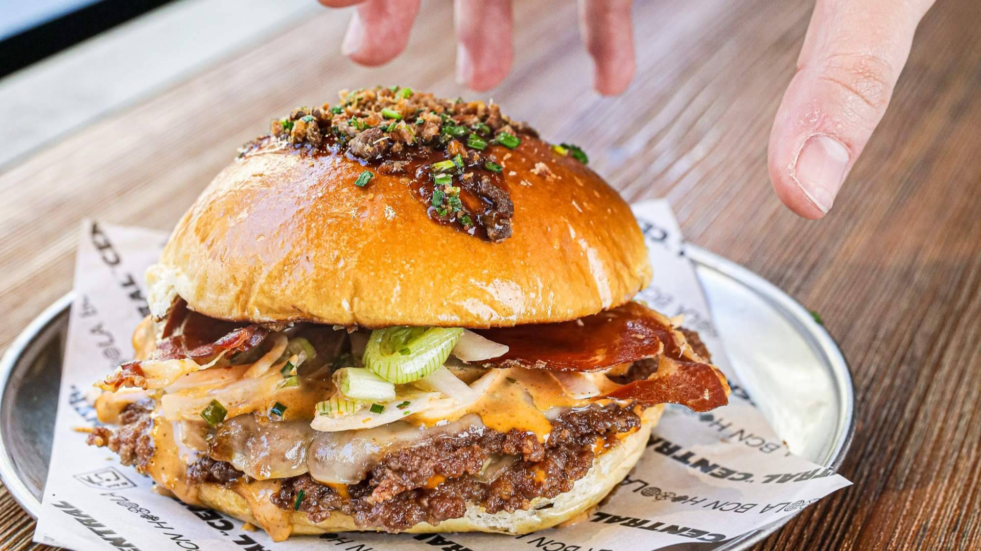La Central refuerza su apuesta por la innovación burger en Barcelona con especiales mensuales