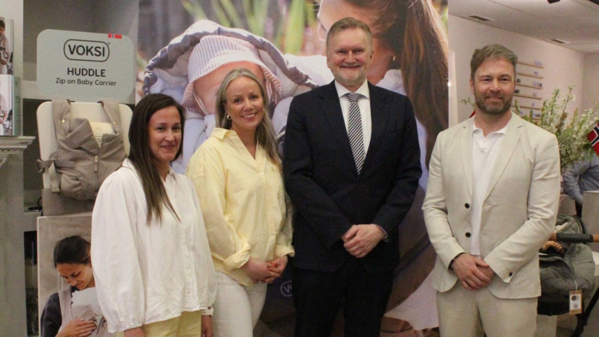 Voksi presenta Huddle, el primer portabebés que se pone como una chaqueta
