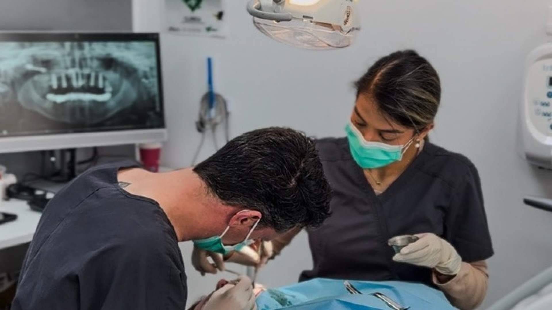 Sector Dental revoluciona los implantes dentales en Madrid por menos de 2€ al día