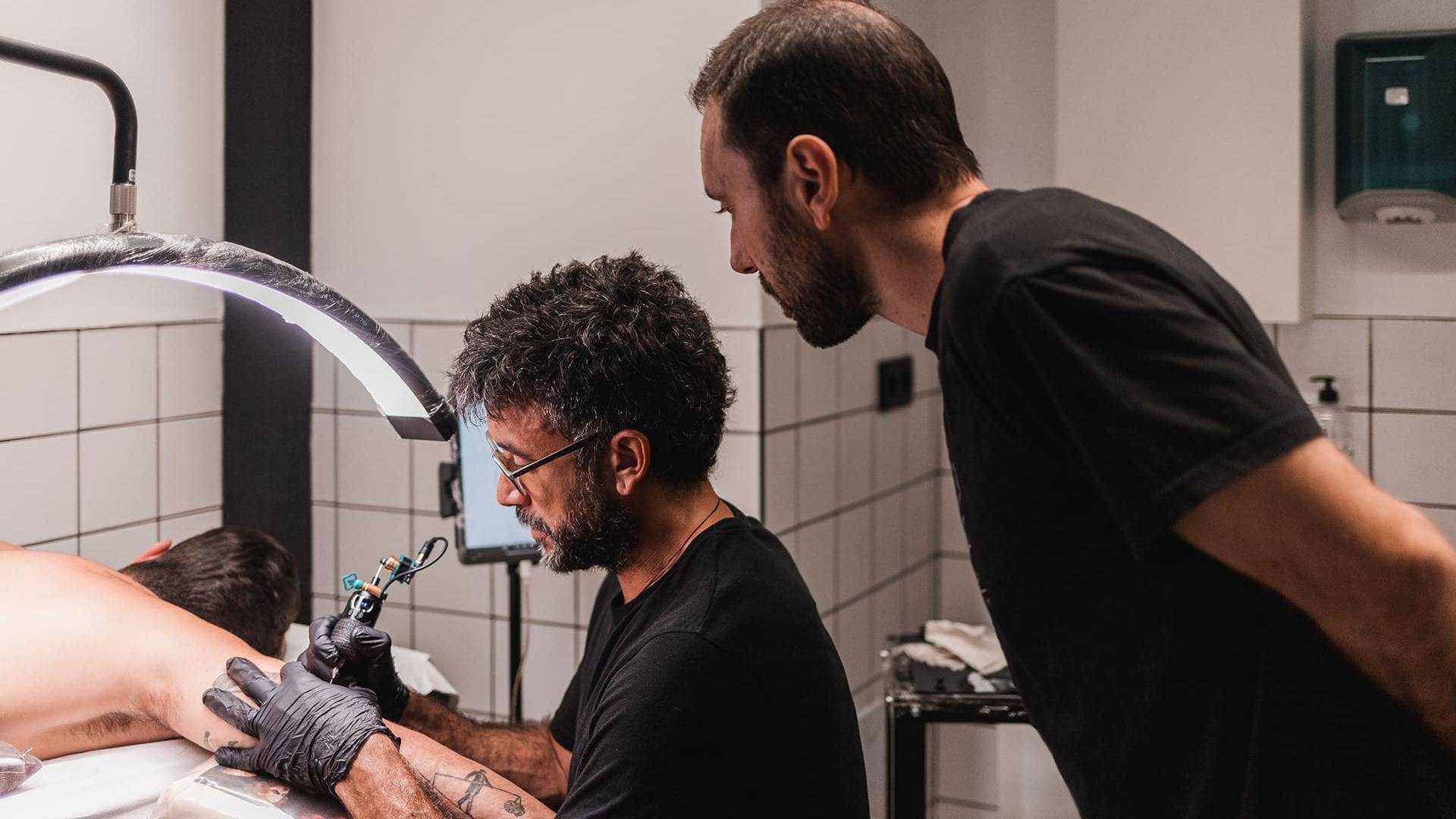 Curso de tatuaje presencial; por qué aprender a tatuar necesita práctica real