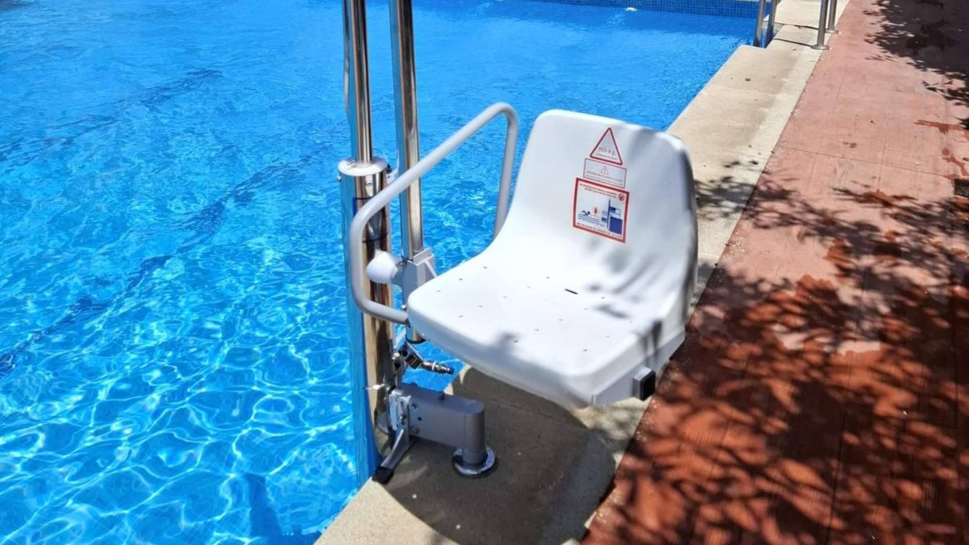 Piscinas comunitarias más inclusivas en verano con grúas de piscina en Madrid