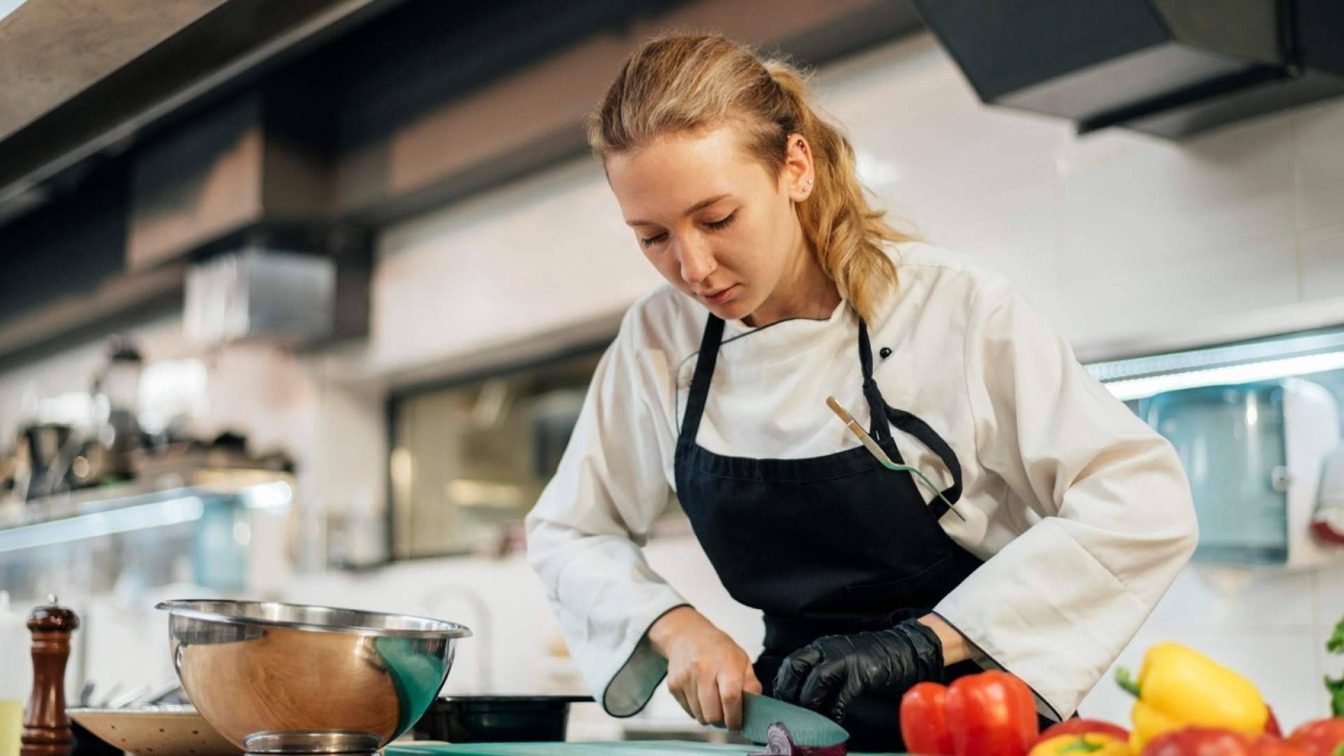 ¿Caduca el carnet de manipulador de alimentos? Esto es lo que dice la ley y lo que exigen las empresas en 2026