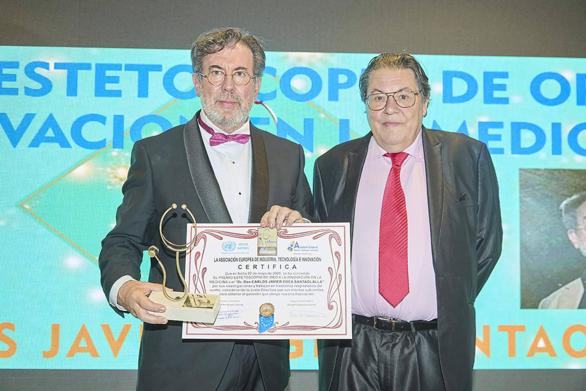 El Doctor D. Carlos Javier Egea Santolalla, recibe el premio Estetoscopio de Oro a la Innovacion en la Medicina