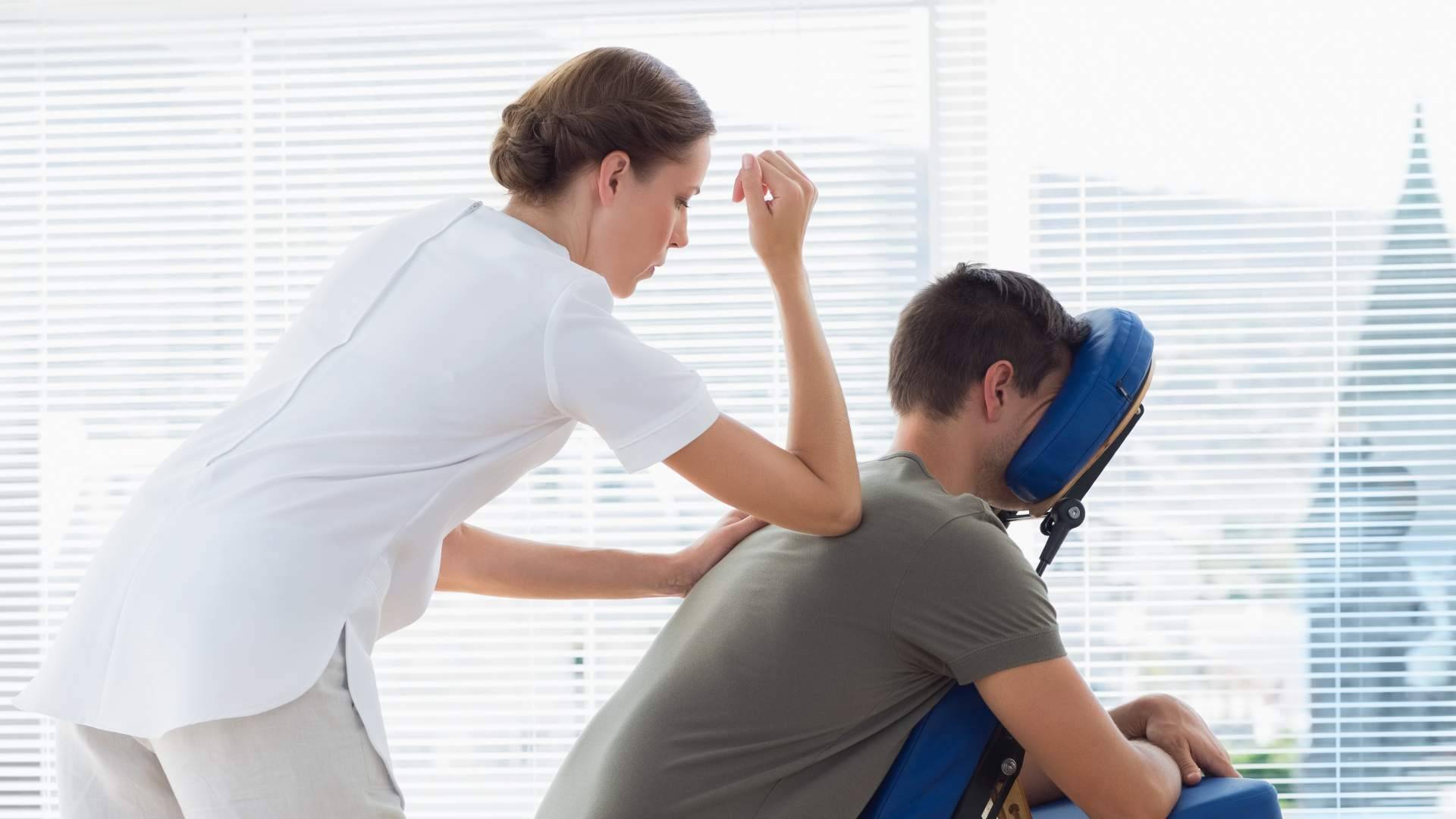 El CPFCM subraya la importancia de la fisioterapia para mejorar las posturas en el trabajo y prevenir lesiones
