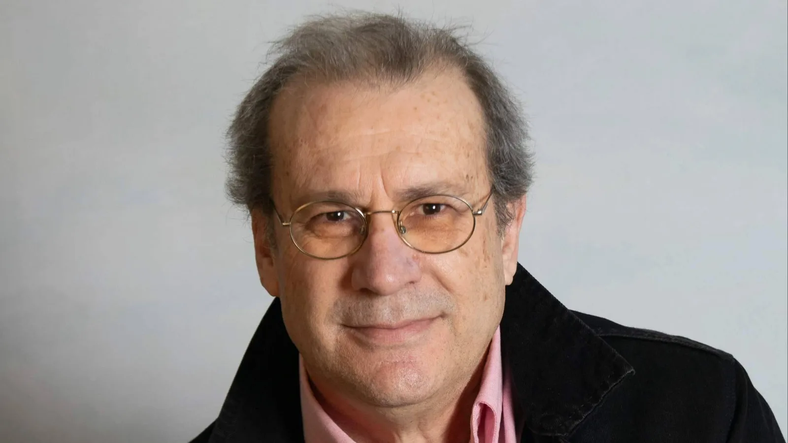 Amor, metáfora y emoción; Alejandro Romero Guillén reúne dos décadas de poesía en ´Otoño sin acento´