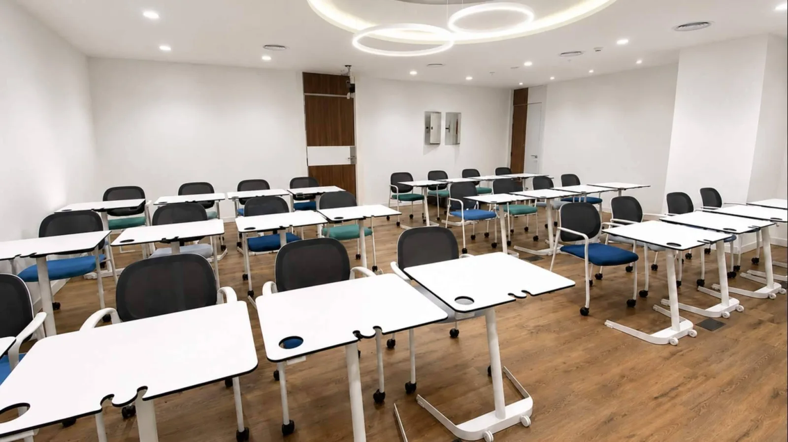 Mercaoficina presenta una promoción para equipar aulas con mobiliario profesional