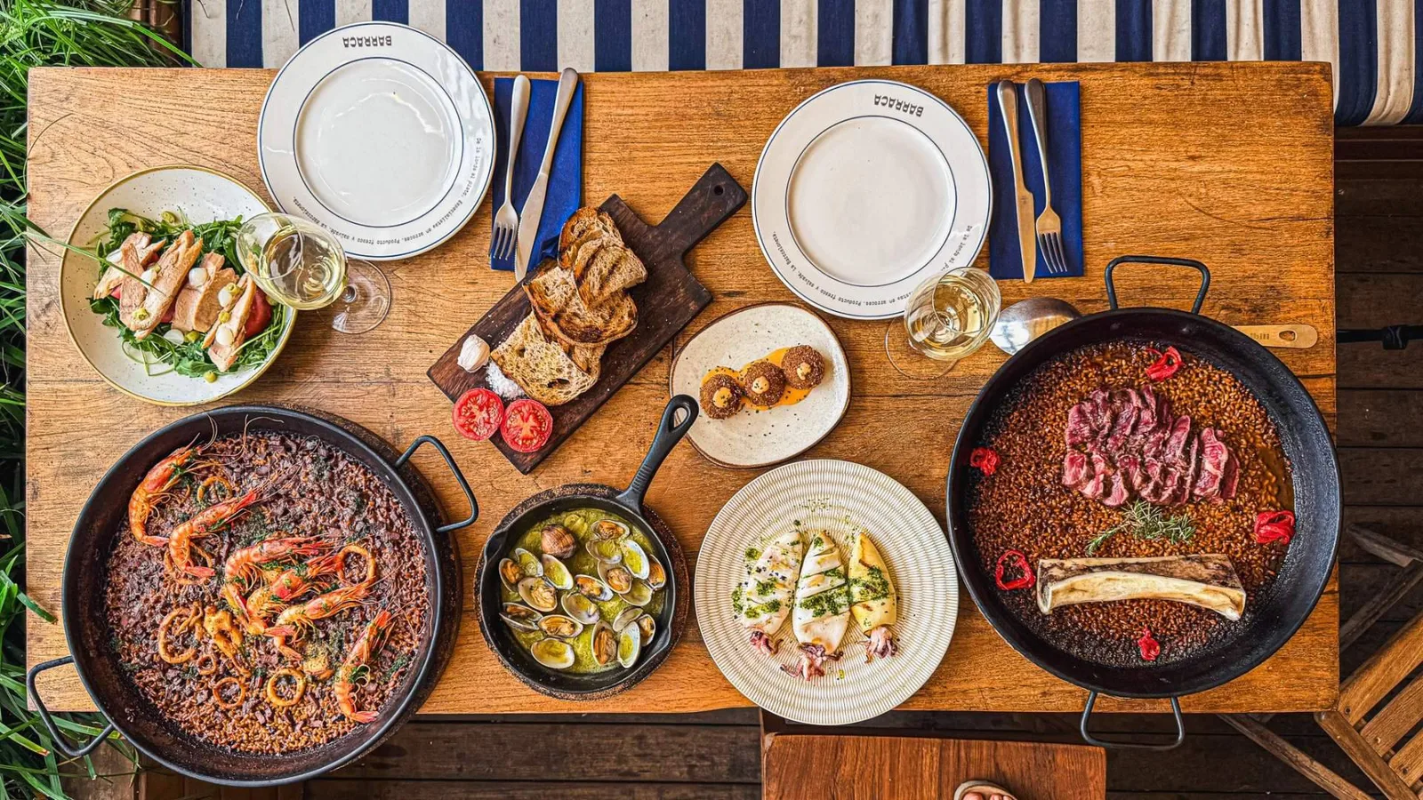 Un restaurante en la Barceloneta para compartir paellas y tapas durante las vacaciones en Barcelona