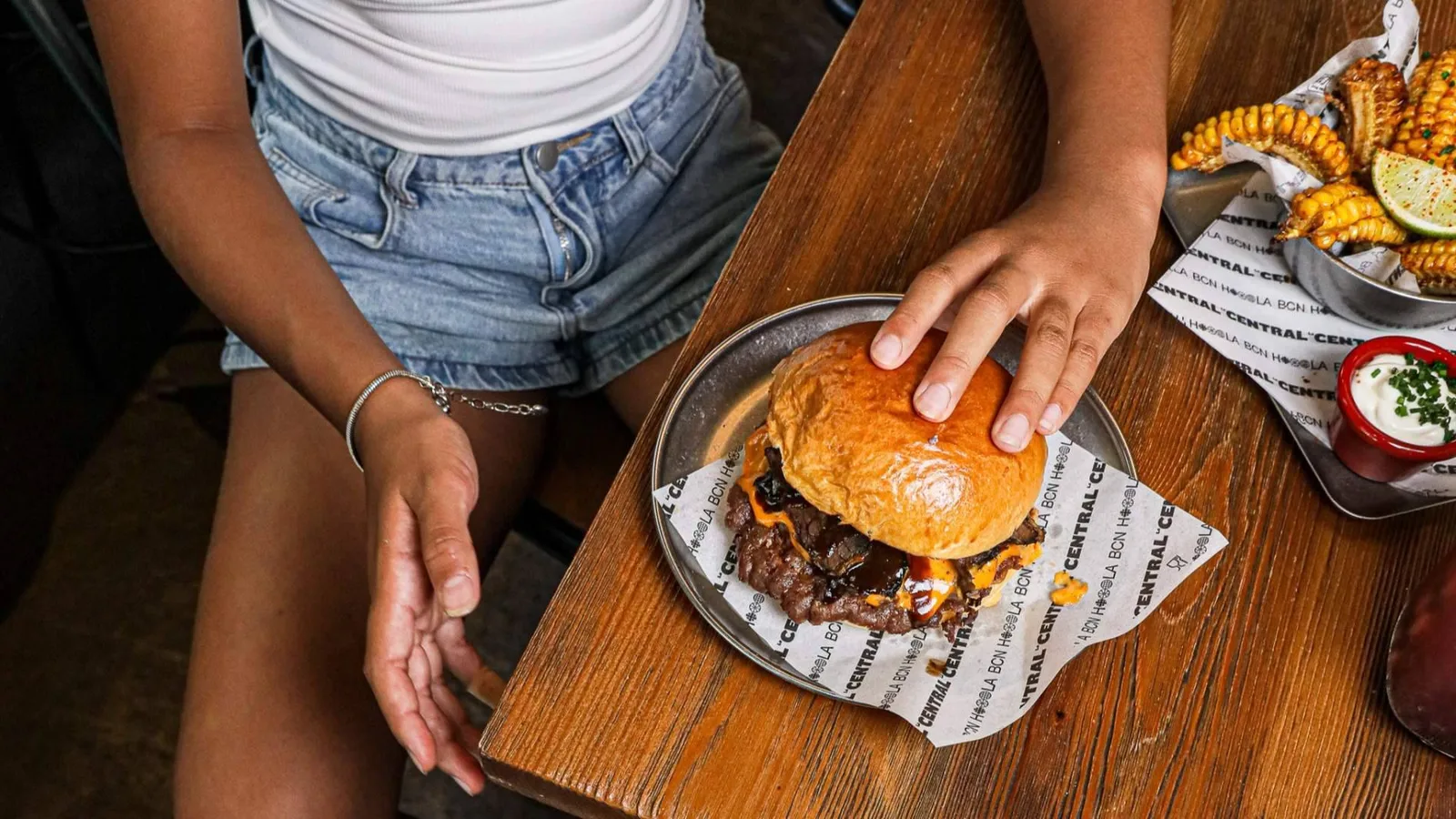 Burger en el centro de Barcelona; La Central, una parada con carne de calidad, ahumador propio y recetas